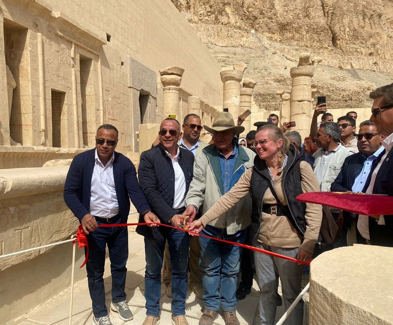 &copy; Reuters. Funcionarios egipcios inauguran la tumba de Meru, de 4.000 años de antigüedad, el sitio más antiguo accesible al público en la orilla oeste de Luxor, que alberga algunos de los monumentos faraónicos más espectaculares, como el Valle de los Reyes, tr