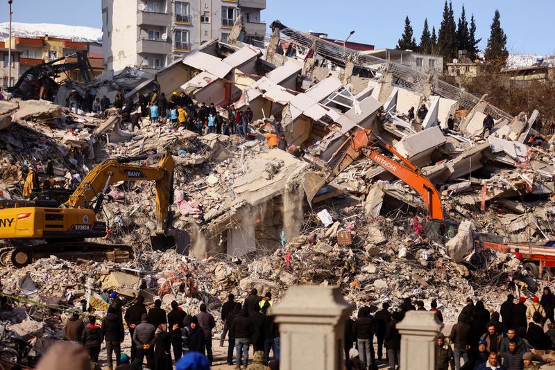 &copy; Reuters. رجال إنقاذ يواصلون القيام بعملياتهم في موقع مبنى منهار في كهرمان مرعش بتركيا يوم الخميس عقب الزلزال المدمر الذي ضرب البلاد. تصوير : رونن زفو
