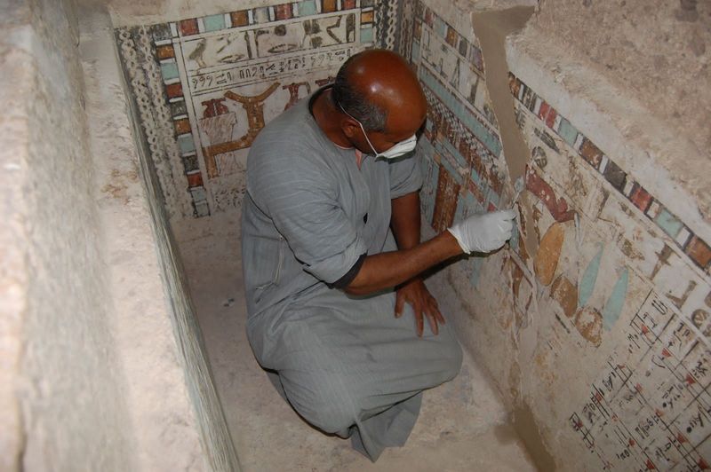 &copy; Reuters. عامل مصري في مقبرة ميرو التي يبلغ عمرها أربعة آلاف عام وهي أقدم موقع يمكن للجمهور الوصول إليه في البر الغربي بالأقصر يوم الخميس. صورة لرويتر