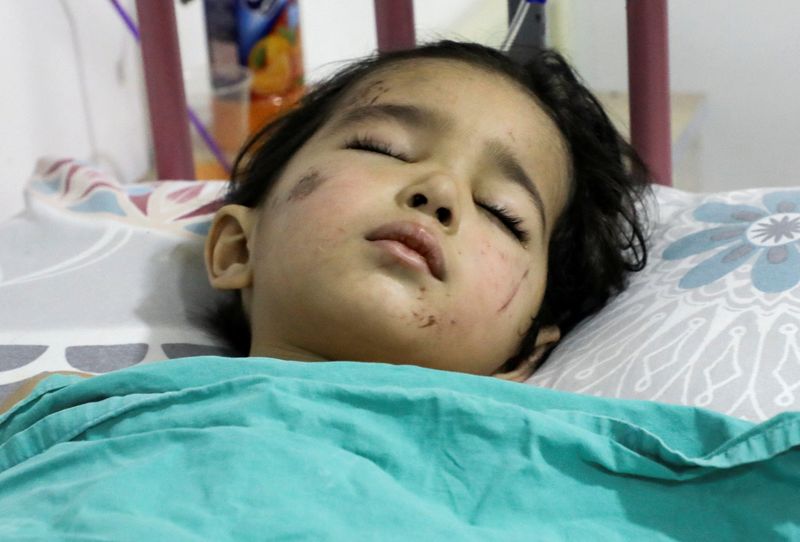 &copy; Reuters. الطفل السوري طارق حيدر يرقد في مستشفى في عفرين بسوريا يوم الخميس. تصوير: محمد حسانو - رويترز. 