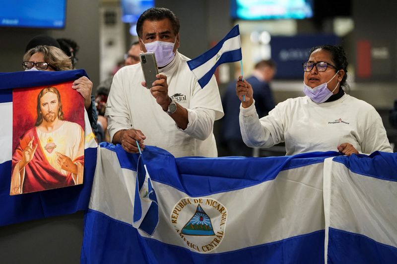 &copy; Reuters. Des militants attendent l'arrivée de certains des prisonniers politiques du Nicaragua à l'aéroport international de Dulles en Virginie, à l'extérieur de Washington, aux États-Unis. /Photo prise le 9 février 2023/REUTERS/Kevin Lamarque