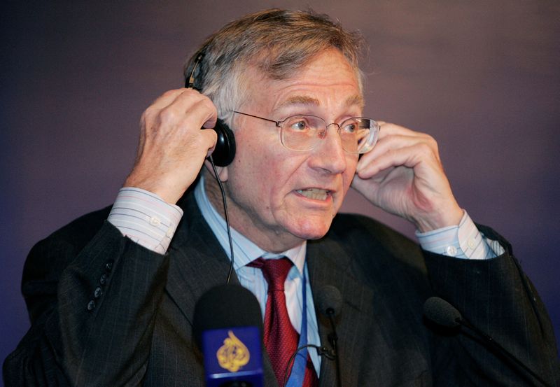 &copy; Reuters. FILE PHOTO: Journalist Seymour Hersh speaks at the Al Jazeera Forum "Media and the Middle East - Beyond the Headlines" in Doha April 1, 2007. REUTERS/Fadi Al-Assaad