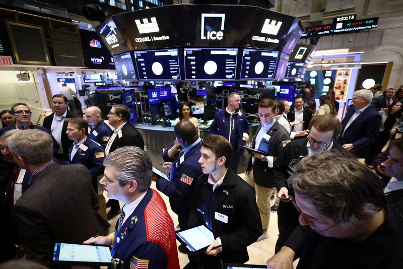 &copy; Reuters. Operadores trabalham na Bolsa de Valores de Nova York
27/01/2023
REUTERS/Andrew Kelly