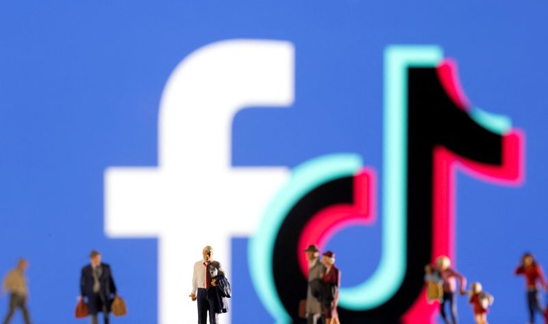 © Reuters. FILE PHOTO: Small figurines are seen in front of displayed Tik Tok and Facebook logos in this illustration taken February 11, 2022. REUTERS/Dado Ruvic/Ilustration