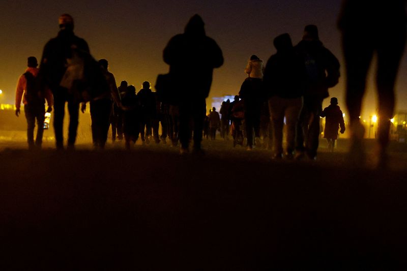 &copy; Reuters. FILE PHOTO: Migrants, mostly Venezuelans, participate in a caravan, with the intention of turning in themselves to U.S. Border Patrol agents, on the banks of the Rio Bravo river in Ciudad Juarez, Mexico February 8, 2023. REUTERS/Jose Luis Gonzalez