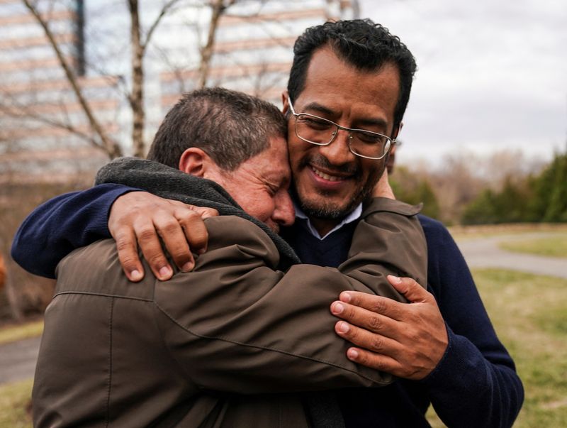 © Reuters. Former Nicaraguan presidential hopeful Felix Maradiaga, one of the more than 200 freed political prisoners from Nicaragua, is embraced by a supporter after arriving in the United States at Dulles International Airport in Northern Virginia near Washington, U.S., February 9, 2023. REUTERS/Kevin Lamarque