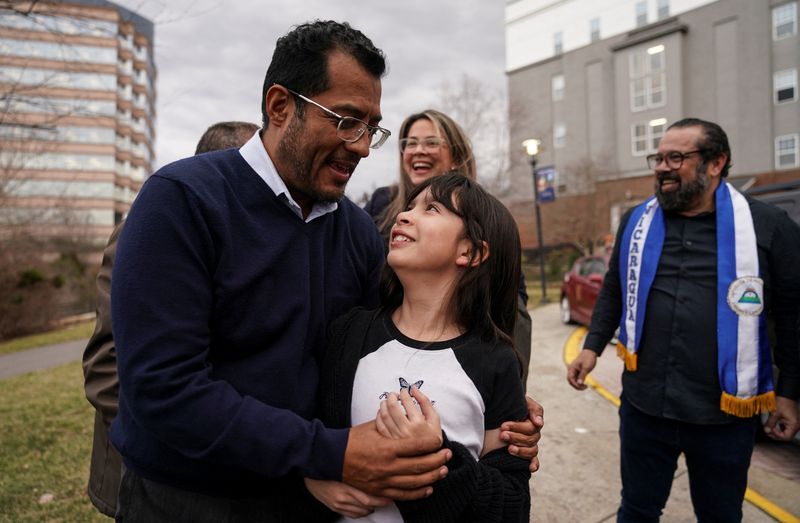 © Reuters. Former Nicaraguan presidential hopeful Felix Maradiaga, one of the more than 200 freed political prisoners from Nicaragua, embraces his daughter, Alejandra, as he celebrates with supporters and his wife, Berta Valle, outside a hotel after arriving in the United States at nearby Dulles International Airport in Northern Virginia near Washington, U.S., February 9, 2023. REUTERS/Kevin Lamarque