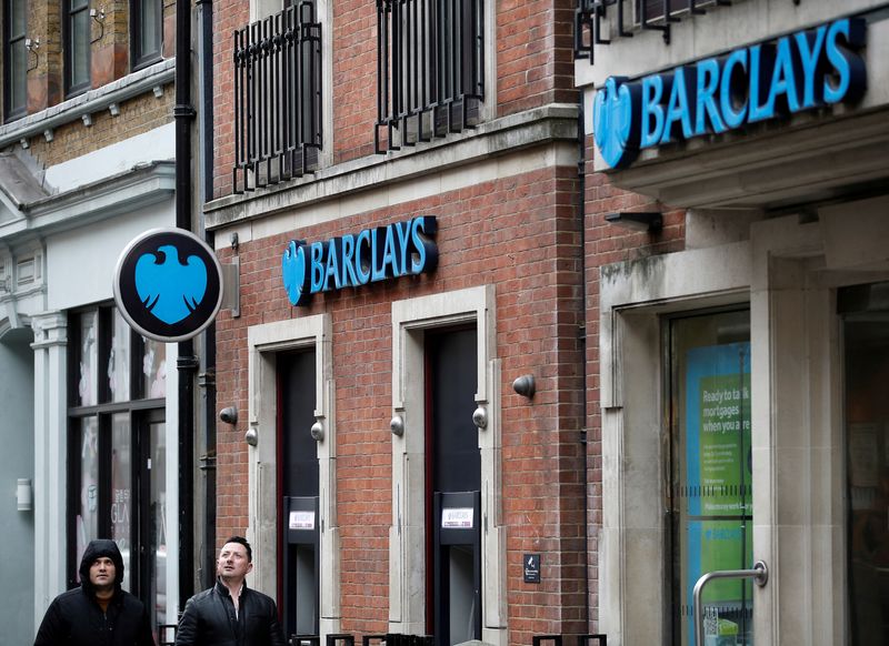 © Reuters. FILE PHOTO: A branch of Barclays Bank is seen, in London, Britain, February 23, 2022.  REUTERS/Peter Nicholls