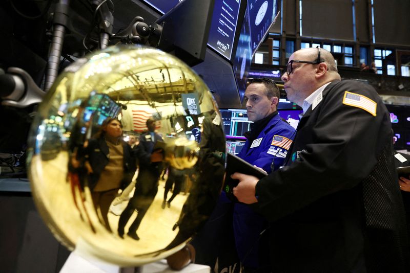 &copy; Reuters. FILE PHOTO: Traders work on the trading floor at the New York Stock Exchange (NYSE) in New York City, U.S., January 27, 2023. REUTERS/Andrew Kelly/File Photo