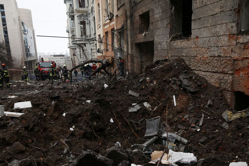 &copy; Reuters. Un immeuble résidentiel endommagé par une frappe de missiles russes, à Kharkiv, en Ukraine. /Photo prise le 5 février 2023/REUTERS/Sofiia Gatilova