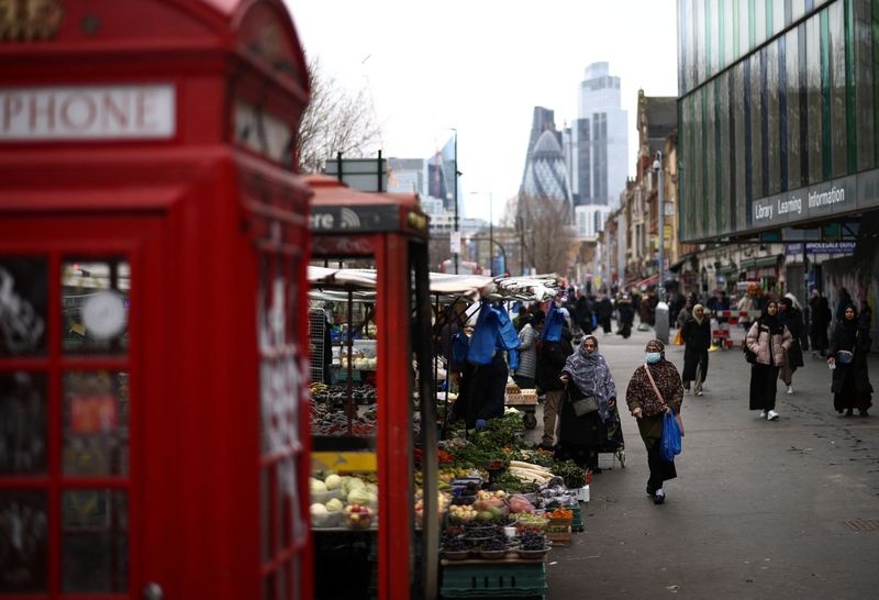 &copy; Reuters. People browse stalls at a street market in east London, Britain, February 4, 2023. REUTERS/Henry Nicholls