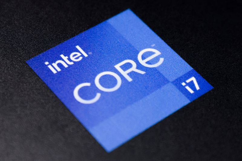 &copy; Reuters. FOTO DE ARCHIVO: El logotipo de Intel Corp en una pantalla en una tienda en Manhattan, Nueva York, Estados Unidos, 24 de noviembre de 2021. REUTERS/Andrew Kelly