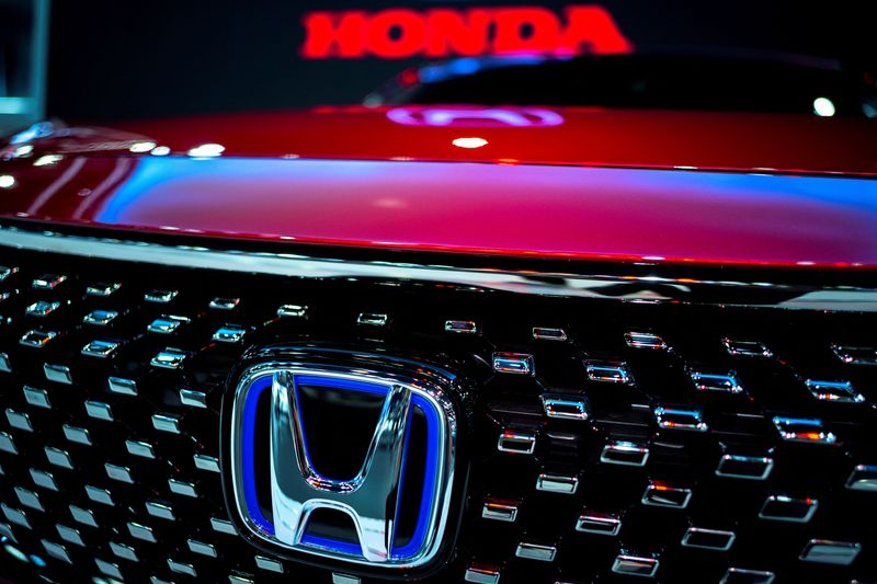 &copy; Reuters. FOTO DE ARCHIVO: El logotipo de Honda Motor aparece en la 43ª edición del Salón Internacional del Automóvil de Bangkok, en Bangkok, Tailandia, 22 de marzo de 2022. REUTERS/Athit Perawongmetha