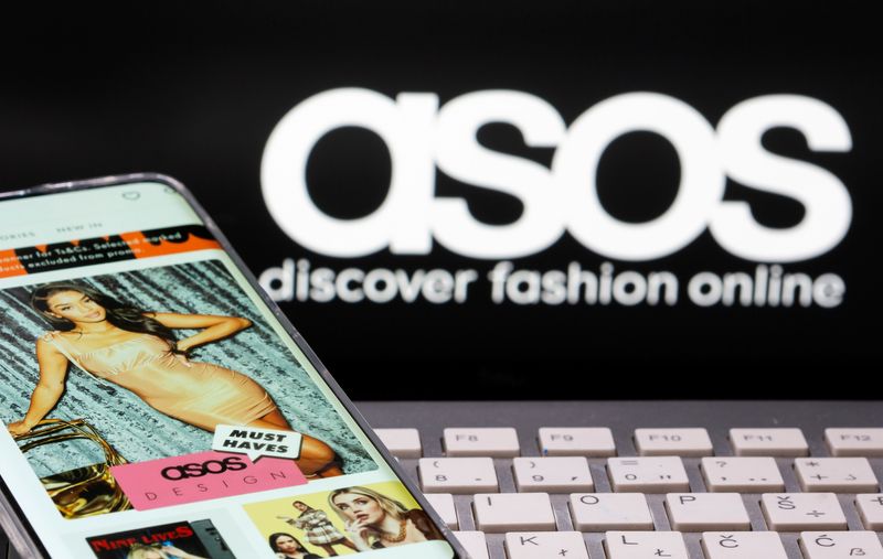 &copy; Reuters. Illustration d'un smartphone avec une application ASOS devant un ordinateur portable avec le logo de l'entreprise. /Illustration prise le 13 octobre 2020/REUTERS/Dado Ruvic