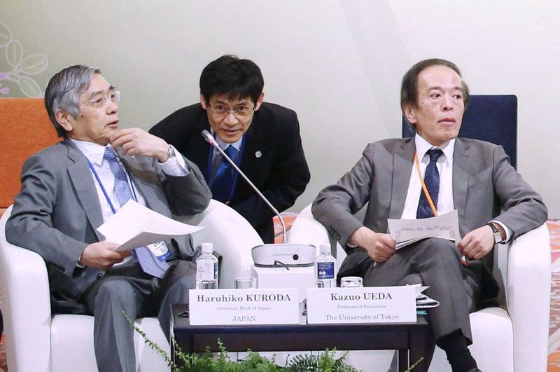 © Reuters. FILE PHOTO: Bank of Japan Governor Haruhiko Kuroda and Kazuo Ueda, a member of the central bank's policy board, attend a symposium ahead of G7 Finance Ministers and Central Bank Governors' meeting in Sendai, Japan May 20, 2016, in this photo taken by Kyodo via REUTERS