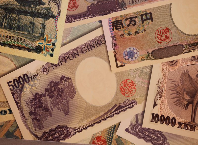 © Reuters. FILE PHOTO: Examples of Japanese yen banknotes are displayed at a factory of the National Printing Bureau producing Bank of Japan notes at a media event about a new series of banknotes scheduled to be introduced in 2024, in Tokyo, Japan, November 21, 2022. REUTERS/Kim Kyung-Hoon
