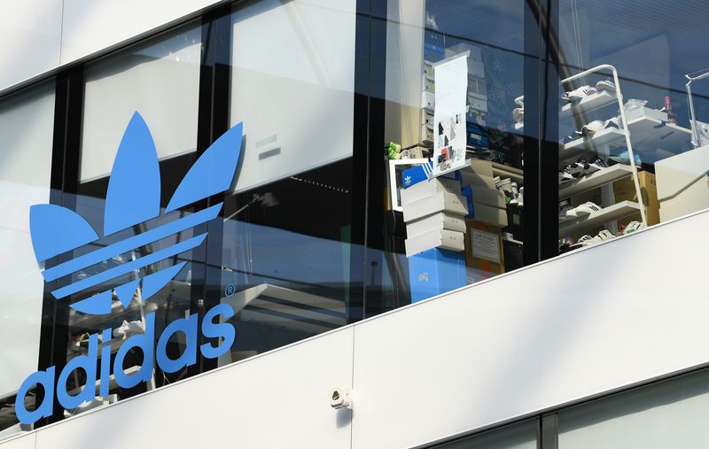 &copy; Reuters. Photo d'archives du logo Adidas au siège de la société à Herzogenaurach, en Allemagne. /Photo prise le 9 août 2019/REUTERS/Andreas Gebert