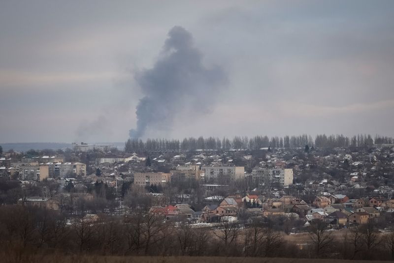 &copy; Reuters. Smog durante un bombardamento, nel contesto dell'attacco russo all'Ucraina, nella città di Bakhmut, fronte del conflitto nella regione di Donetsk, Ucraina, 9 febbraio 2023. REUTERS/Yevhen Titov