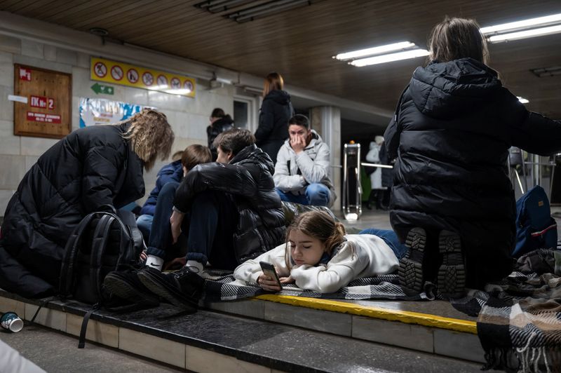 &copy; Reuters. Estudantes se abrigam em estação de metrô durante grande ataque russo com mísseis em Kiev
10/02/2023 REUTERS/Viacheslav Ratynskyi