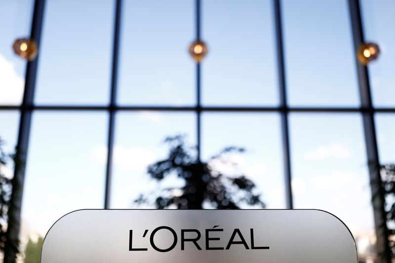 &copy; Reuters. Logo de l'Oréal dans un bureau à Paris. /Photo prise le 7 mai 2021/REUTERS/Christian Hartmann