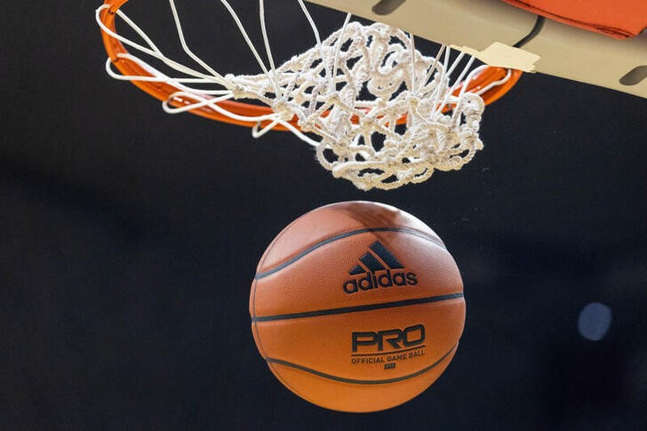 &copy; Reuters. Imagen de archivo de un balón de Adidas pasando por un aro de baloncesto durante un partido de baloncesto universitario entre Indiana Hoosiers y Elon Phoenix en el Simon Skjodt Assembly Hall de Bloomington, Indiana, EEUU. 20 diciembre 2022. Trevor Ruszko