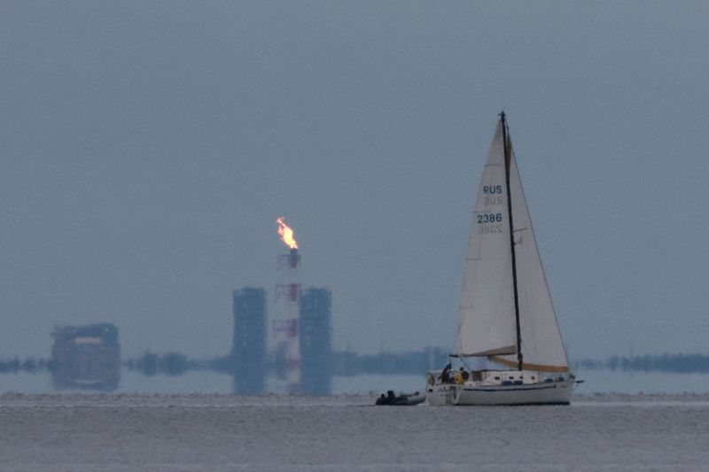 &copy; Reuters. Uno yacht naviga davanti a un camino di scarico nella baia di Portovaya, sulla costa del Golfo di Finlandia, nella regione di Leningrado, in Russia, 26 agosto 2022. REUTERS/Stringer/File Photo