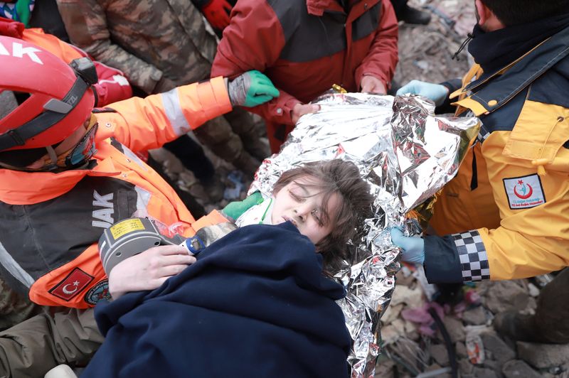 © Reuters. Turkish boy Poyraz is carried to an ambulance after being rescued alive from rubbles in the aftermath of a deadly earthquake in Kahramanmaras, Turkey February 10, 2023. REUTERS/Berkcan Zengin 