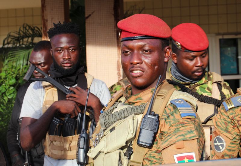 &copy; Reuters. Ibrahim Traoré, président de transition du Burkina Faso, avec des soldats à Ouagadougou. /Photo prise le 2 octobre 2022/REUTERS/Vincent Bado