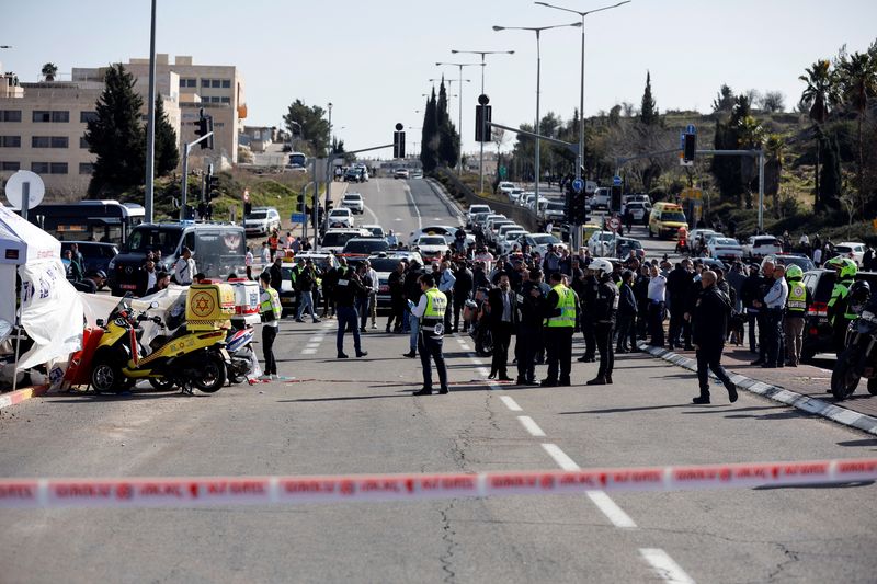 &copy; Reuters. موقع ما يشتبه بأنه حادث دهس في القدس يوم الجمعة. تصوير: عمار عوض – رويترز.