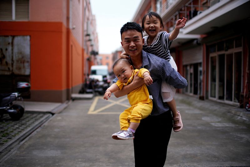 &copy; Reuters. Pai brinca com seus filhos nos arredores de Xangai
03/06/2021 REUTERS/Aly Song