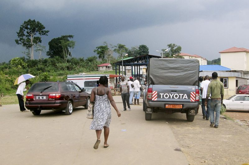 © Reuters. FILE PHOTO: People wait to cross the border into Equatorial Guinea by car and by foot in Kye-Ossi, Cameroon, May 23, 2015.  REUTERS/Sylvain Andzongo/File Photo