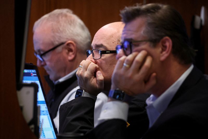 &copy; Reuters. Des traders travaillent à la Bourse de New York (NYSE). /Photo prise le 7 décembre 2022/REUTERS/Brendan McDermid