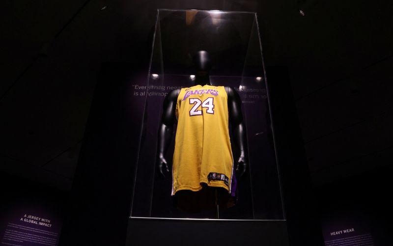 &copy; Reuters. Camisa usada por Kobe Bryant na temporada 2007-2008 da NBA exposta à imprensa pela casa de leilões Sotheby's, em Nova York
01/02/2023 REUTERS/Mike Segar