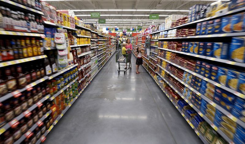© Reuters. FOTO DE ARCHIVO: Una familia compra en un mercado de  Wal-Mart en Arkansas, 4 junio 2015.   REUTERS/Rick Wilking