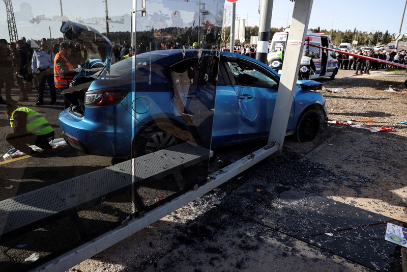 &copy; Reuters. سيارة استخدمت في حادث دهس بمنطقة القدس يوم الجمعة. تصوير: عمار عوض - رويترز. 