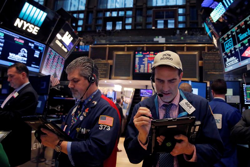 &copy; Reuters. Des traders travaillent à la Bourse de Wall Street. /Photo prise le 21 décembre 2016/REUTERS/Andrew Kelly