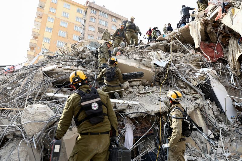 © Reuters. Des membres des Forces de défense israéliennes (FDI) recherchent des survivants dans les décombres, à la suite d'un tremblement de terre meurtrier, à Kahramanmaras, en Turquie. /Photo prise le 10 février 2023/REUTERS/Ronen Zvulun