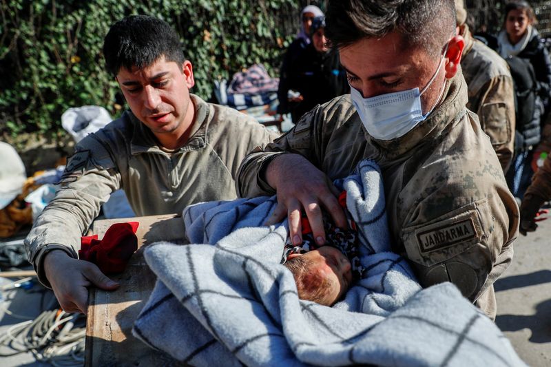 © Reuters. Rescuers carry baby boy Kerem Agirtas, a 20-day-old survivor who was pulled from under the rubble, in the aftermath of a deadly earthquake in Hatay, Turkey, February 8, 2023. REUTERS/Kemal Aslan