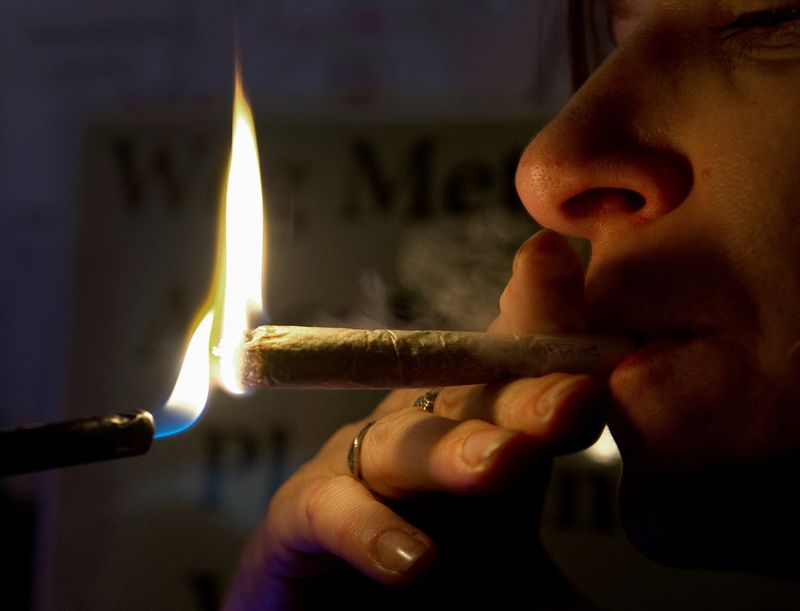 &copy; Reuters. Une Néerlandaise fume une cigarette de cannabis dans un café à Amsterdam. /Photo prise le 6 octobre 2011/REUTERS/Toussaint Kluiters