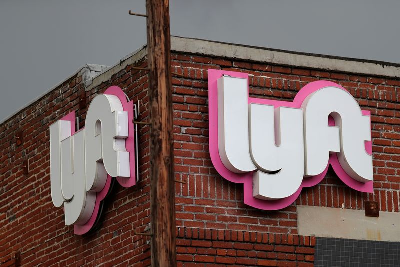 &copy; Reuters. IMAGEN DE ARCHIVO. El logo de Lyft Driver es visto en Los Ángeles, EEUU