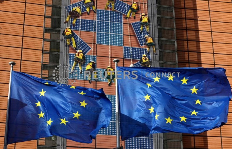 &copy; Reuters. Le bandiere dell'Unione europea di fronte all'edificio della Commissione europea a Bruxelles. 1 febbraio 2023.  REUTERS/Yves Herman/File Photo