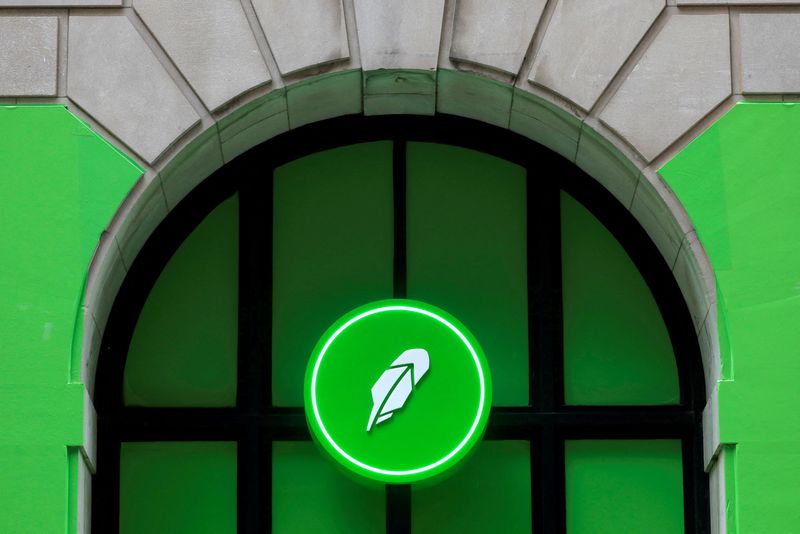 &copy; Reuters.  FILE PHOTO: The logo of Robinhood Markets, Inc. is seen at a pop-up event on Wall Street after the company's IPO in New York City, U.S., July 29, 2021.  REUTERS/Andrew Kelly/