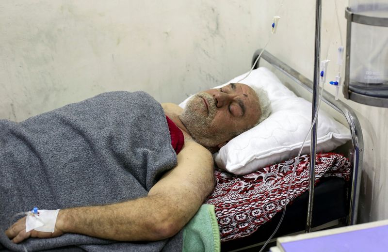 &copy; Reuters. السوري نهاد داود يرقد في مستشفى باللاذقية في صورة التقطت يوم الخميس. تصوير: يمام الشعار - رويترز. 