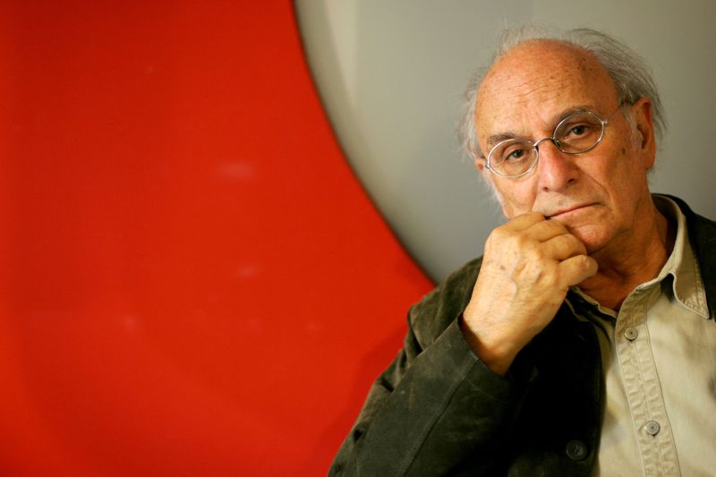 &copy; Reuters. Cineasta espanhol Carlos Saura posa para foto em 2005
31/10/2005/Foto de arquivo
