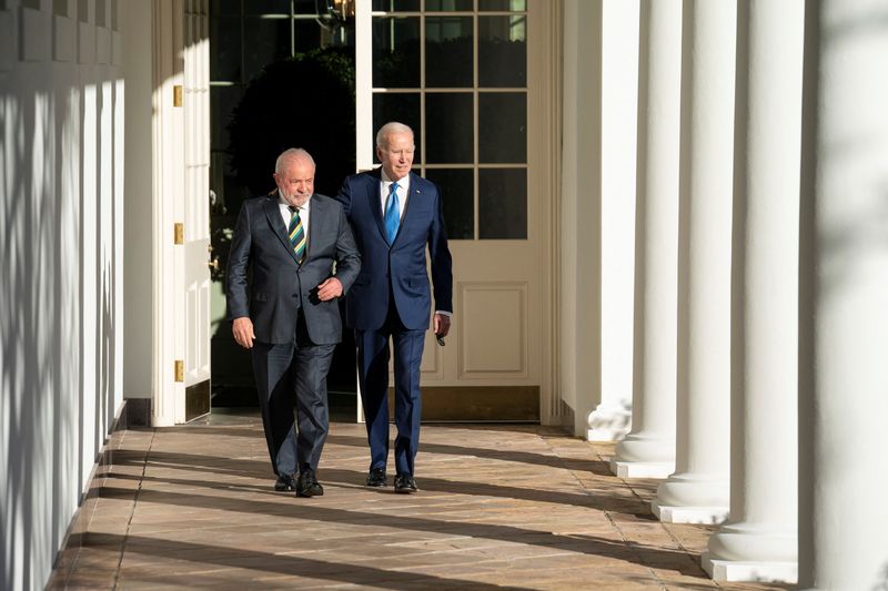 © Reuters. President of Brazil Luiz Inacio Lula da Silva and President Joe Biden walk along the West Colonnade to the Oval Office at the White House in Washington, U.S. February 10, 2023. Sarah Silbiger/Pool via REUTERS