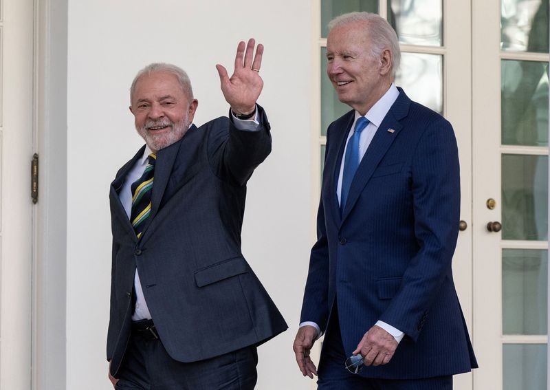 &copy; Reuters. Lula acena ao lado de Biden na Casa Branca 
10/02/2023
Andrew Caballero-Reynolds/Pool via REUTERS