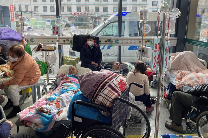 &copy; Reuters. مرضى يرقدون على أسرة داخل قسم الطوارئ بمستشفى في شنغهاي وسط تفشي الإصابات بفيروس كورونا يوم الخامس من يناير كانون الثاني 2023 في صورة لرويترز.