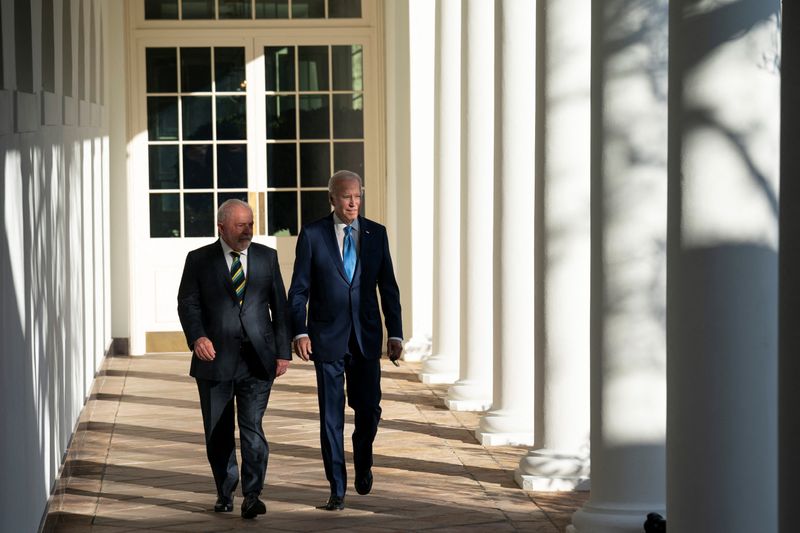 &copy; Reuters. Le président du Brésil Luiz Inacio Lula da Silva et le président Joe Biden marchent le long de la colonnade ouest vers le bureau ovale à la Maison Blanche à Washington, aux États-Unis, le 10 février 2023/REUTERS/Sarah Silbiger