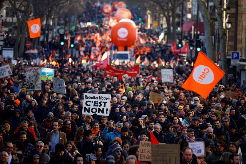 &copy; Reuters. FOTO DE ARCHIVO: Una vista general muestra a los manifestantes durante una protesta contra el plan de reforma de las pensiones del gobierno francés en París como parte del tercer día de huelga nacional en Francia. 7 de febrero, 2023. REUTERS/Sarah Meys