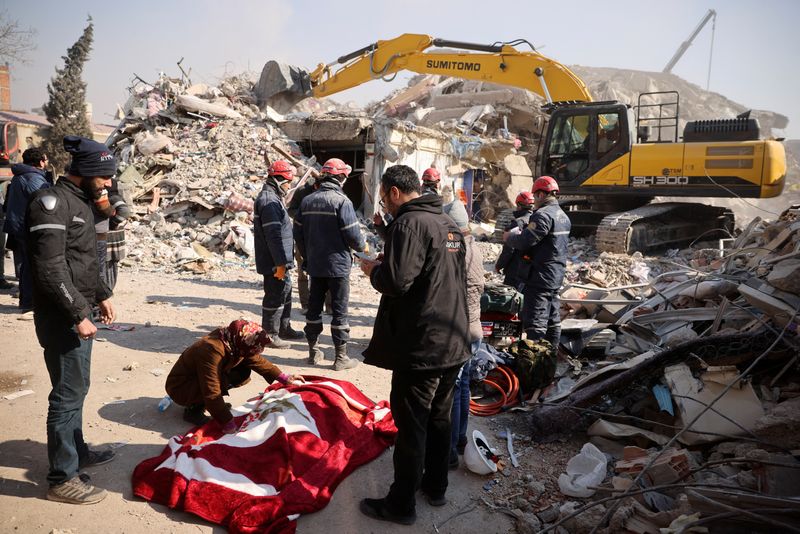 &copy; Reuters. Une femme pleure une victime d'un tremblement de terre meurtrier sur le site d'un bâtiment effondré, alors que la recherche de survivants se poursuit à Kahramanmaras, en Turquie, le 11 février 2023. /REUTERS/Stoyan Nenov